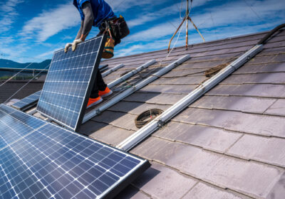 ソーラーパネルの処分・廃棄方法と費用｜屋根型～ポータブル太陽光パネルまで