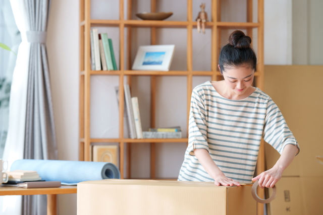 引っ越し前・退去時の掃除どこまで？新居の掃除は？ペット臭や傷の対処法も