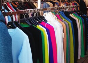 服の捨て方を解説！大量に捨てる方法やリユースにつなげる方法を徹底紹介