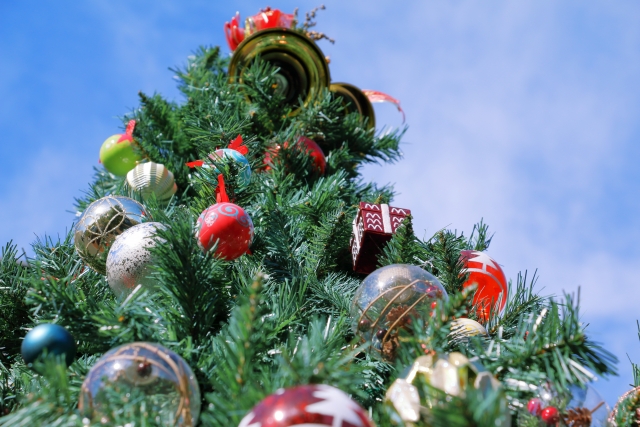 クリスマスツリーは何ゴミ?基本の捨て方や電飾の処分方法&注意点も解説