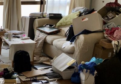 ゴミ屋敷の臭いは服にも移る！？悪臭の原因や自分でできる消臭方法を解説