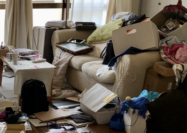 ゴミ屋敷の臭いは服にも移る!?悪臭の原因や自分でできる消臭方法を解説