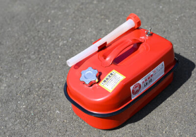 ガソリンの正しい処分方法｜劣化した燃料の危険性やNG行動を徹底解説