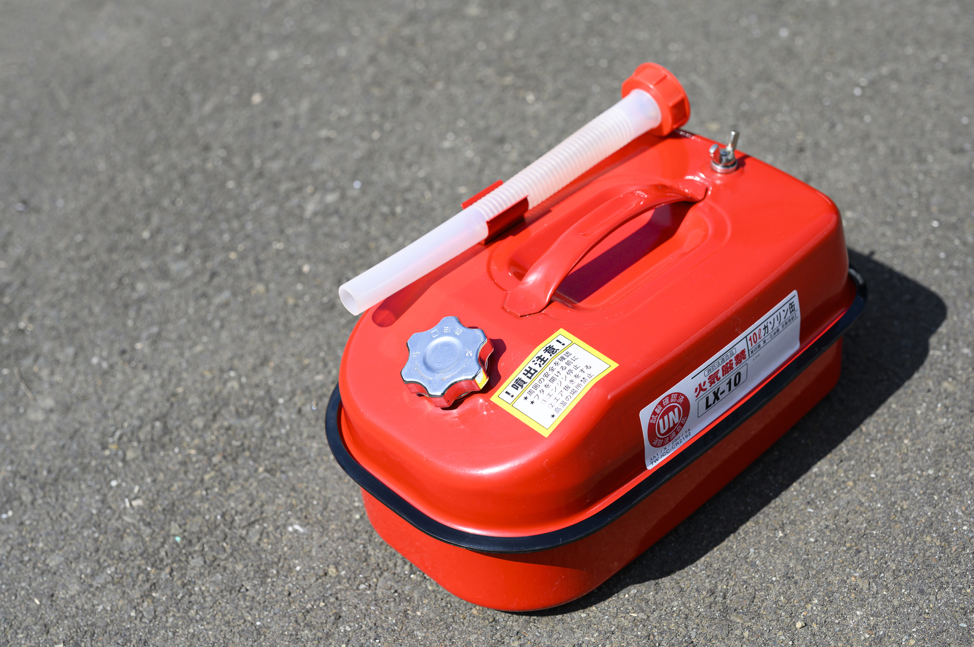 ガソリンの正しい処分方法|劣化した燃料の危険性やNG行動を徹底解説