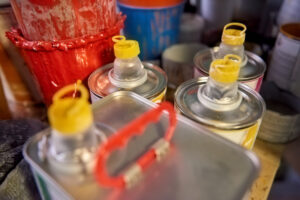 シンナーやラッカー塗料の捨て方4選!余った溶剤の処分方法や注意点を解説